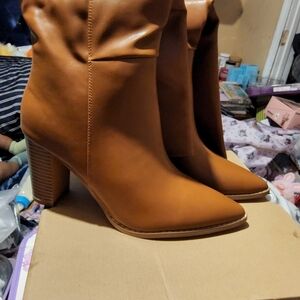 Elegant Tan Women's Boots